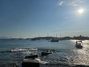 In jeder Bucht liegen zahlreiche Schiffe, Yachten und Boote vor Anker.